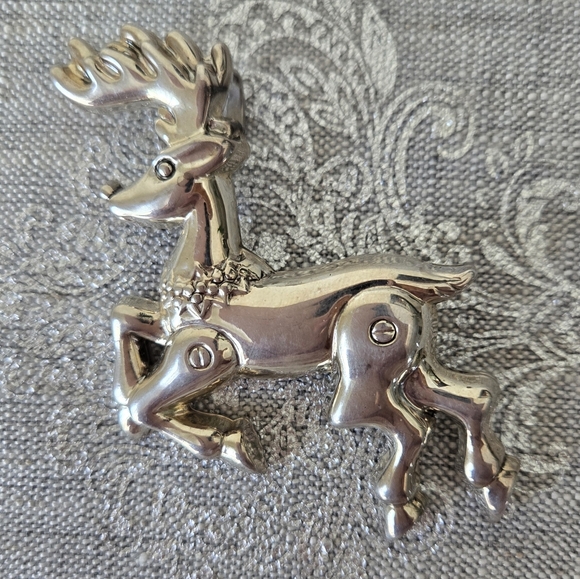 Elegant Silver Reindeer Christmas Brooch - Picture 1 of 3